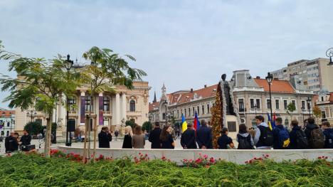 Regina Maria, cu mantie din flori. Mesajul reginei către poporul român, amintit într-o ceremonie în centrul Oradiei (FOTO/VIDEO)