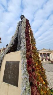 Regina Maria, cu mantie din flori. Mesajul reginei către poporul român, amintit într-o ceremonie în centrul Oradiei (FOTO/VIDEO)