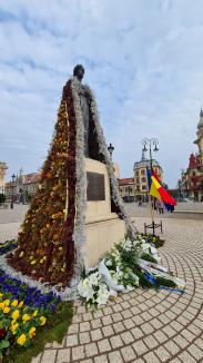 Regina Maria, cu mantie din flori. Mesajul reginei către poporul român, amintit într-o ceremonie în centrul Oradiei (FOTO/VIDEO)