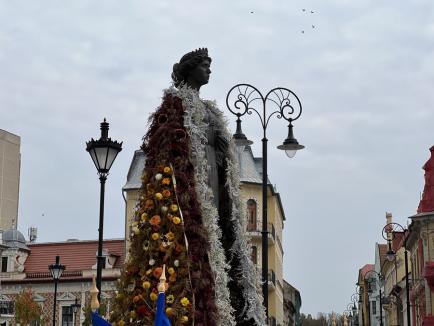 Regina Maria, cu mantie din flori. Mesajul reginei către poporul român, amintit într-o ceremonie în centrul Oradiei (FOTO/VIDEO)