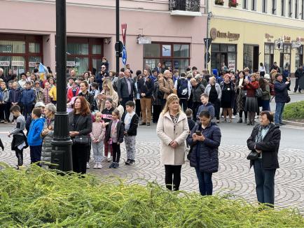 Regina Maria, cu mantie din flori. Mesajul reginei către poporul român, amintit într-o ceremonie în centrul Oradiei (FOTO/VIDEO)