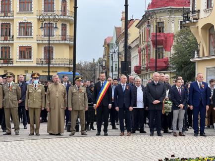 Regina Maria, cu mantie din flori. Mesajul reginei către poporul român, amintit într-o ceremonie în centrul Oradiei (FOTO/VIDEO)