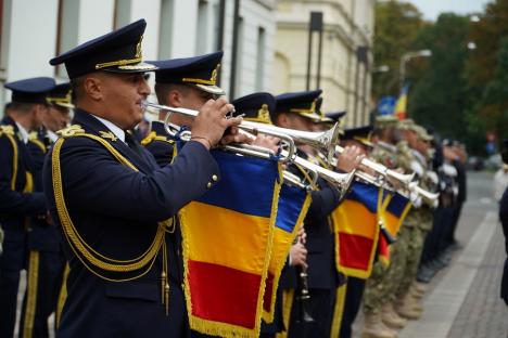 Regina Maria, cu mantie din flori. Mesajul reginei către poporul român, amintit într-o ceremonie în centrul Oradiei (FOTO/VIDEO)