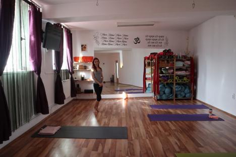 Terapie prin yoga: Yoghista Renata Coznici îi învaţă pe orădeni cum să se elibereze de griji (FOTO)