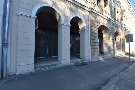 Renovare de fațadă: Au reabilitat doar ce se vede de la stradă, iar restul a rămas la fel de ponosit (FOTO)
