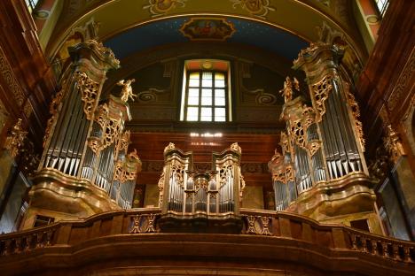 Bazilica răsună: Mini-concert la orgă, oferit orădenilor care s-au dus să vadă cum se asamblează instrumentul muzical donat de Maria Tereza și recent restaurat (FOTO/VIDEO)