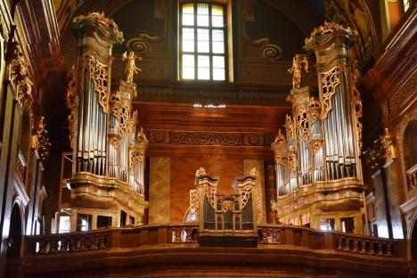 Bazilica răsună: Mini-concert la orgă, oferit orădenilor care s-au dus să vadă cum se asamblează instrumentul muzical donat de Maria Tereza și recent restaurat (FOTO/VIDEO)