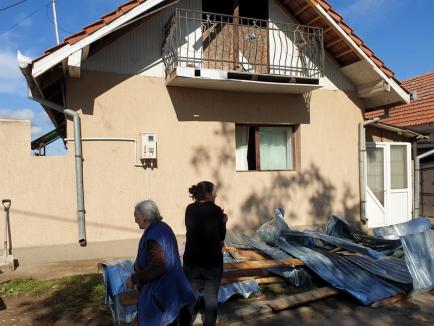 Mobilizare exemplară a cetățenilor, după tornada din Nojorid. Unele case au deja, din nou, țigle pe acoperișuri (FOTO / VIDEO)