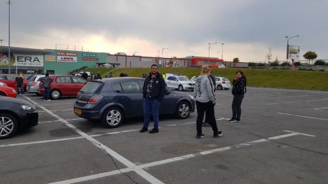 Bulibăşeală cu repatriaţi, în parcarea ERA: Bihoreni care vor să „fenteze” carantina şi cetăţeni din alte judeţe care pretind să plece neescortaţi unde vor (FOTO / VIDEO)