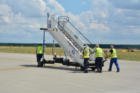 Zborurile internaţionale, reluate după aproape 3 ani pe Aeroportul din Oradea. Cum au fost aşteptaţi călătorii de la Bologna (FOTO / VIDEO)