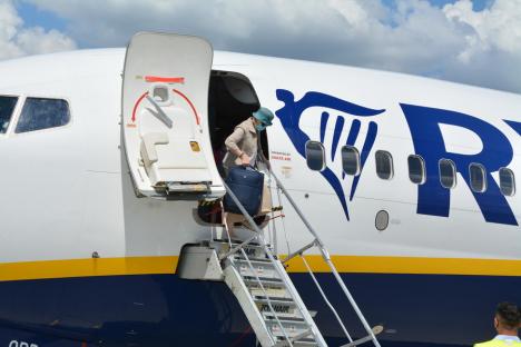 Zborurile internaţionale, reluate după aproape 3 ani pe Aeroportul din Oradea. Cum au fost aşteptaţi călătorii de la Bologna (FOTO / VIDEO)