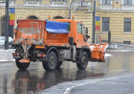 Ninsoare în Oradea: 12 utilaje RER au ieşit să împrăştie material antiderapant pe arterele principale