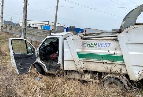 Accident în Oradea: mașină RER Vest, împinsă în decor de un camion
