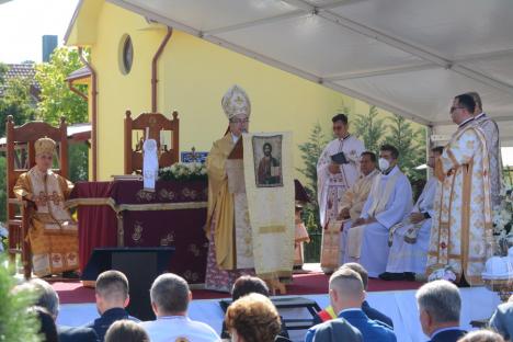 Resfințirea bisericii Haieu: Ambasadorul bihorean George Bologan a fost decorat în prezența Nunțiului Apostolic Miguel Maury Buendía (FOTO / VIDEO)