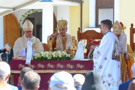 Resfințirea bisericii Haieu: Ambasadorul bihorean George Bologan a fost decorat în prezența Nunțiului Apostolic Miguel Maury Buendía (FOTO / VIDEO)