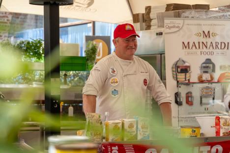 Masterclass de pizza napoletană cu campioni mondiali la Restaurantul Corsarul din Oradea, al cărui Chef a devenit ambasador al Asociației Pizzerilor Napoletani (FOTO)