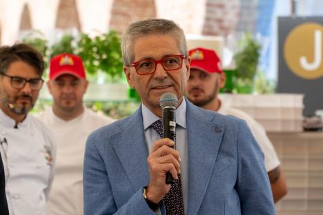 Masterclass de pizza napoletană cu campioni mondiali la Restaurantul Corsarul din Oradea, al cărui Chef a devenit ambasador al Asociației Pizzerilor Napoletani (FOTO)