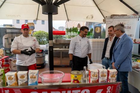 Masterclass de pizza napoletană cu campioni mondiali la Restaurantul Corsarul din Oradea, al cărui Chef a devenit ambasador al Asociației Pizzerilor Napoletani (FOTO)