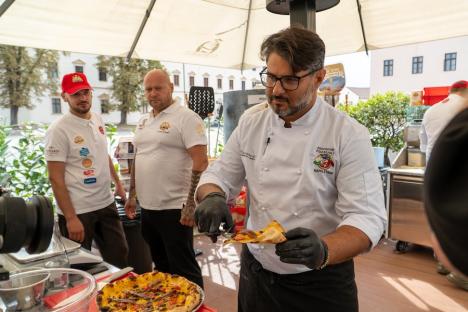 Masterclass de pizza napoletană cu campioni mondiali la Restaurantul Corsarul din Oradea, al cărui Chef a devenit ambasador al Asociației Pizzerilor Napoletani (FOTO)