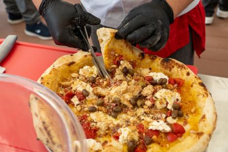 Masterclass de pizza napoletană cu campioni mondiali la Restaurantul Corsarul din Oradea, al cărui Chef a devenit ambasador al Asociației Pizzerilor Napoletani (FOTO)