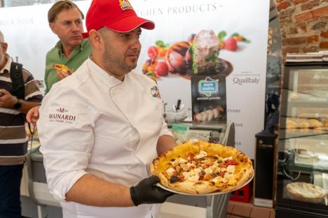 Masterclass de pizza napoletană cu campioni mondiali la Restaurantul Corsarul din Oradea, al cărui Chef a devenit ambasador al Asociației Pizzerilor Napoletani (FOTO)