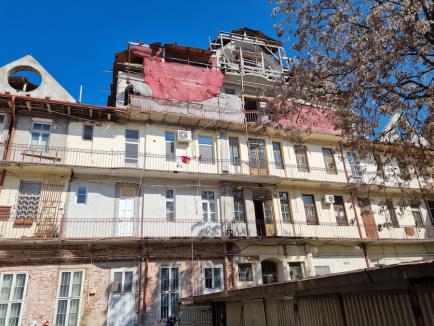 Demolition Man: Afaceristul Ludescher Csaba și-a făcut terasă permanentă pe malul Crișului, sfidând Primăria (FOTO)