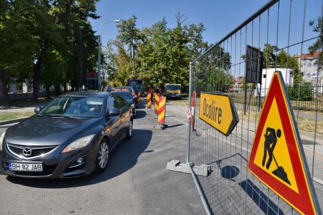 Ocoliţi zona Parcului Bălcescu! Constructorii au închis traficul auto prin intersecţia străzilor Avram Iancu şi Evreilor Deportaţi provocând cozi de maşini