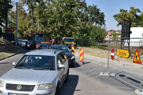 Ocoliţi zona Parcului Bălcescu! Constructorii au închis traficul auto prin intersecţia străzilor Avram Iancu şi Evreilor Deportaţi provocând cozi de maşini