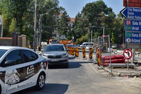 Ocoliţi zona Parcului Bălcescu! Constructorii au închis traficul auto prin intersecţia străzilor Avram Iancu şi Evreilor Deportaţi provocând cozi de maşini