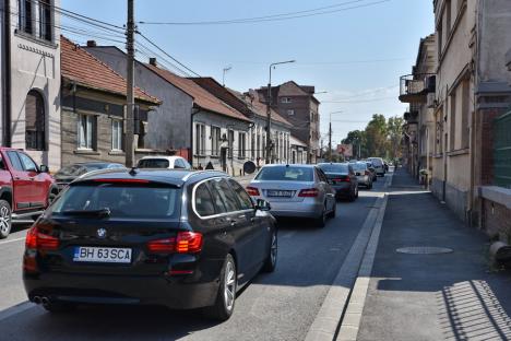 Ocoliţi zona Parcului Bălcescu! Constructorii au închis traficul auto prin intersecţia străzilor Avram Iancu şi Evreilor Deportaţi provocând cozi de maşini