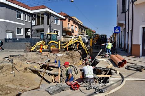 Ocoliţi zona Parcului Bălcescu! Constructorii au închis traficul auto prin intersecţia străzilor Avram Iancu şi Evreilor Deportaţi provocând cozi de maşini