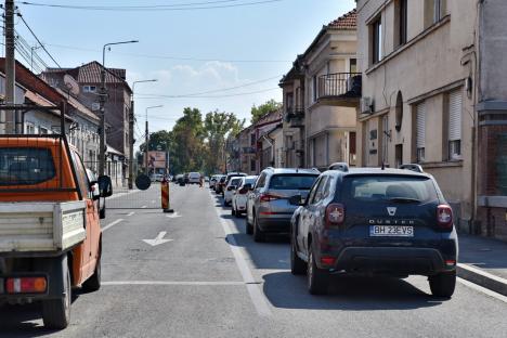 Ocoliţi zona Parcului Bălcescu! Constructorii au închis traficul auto prin intersecţia străzilor Avram Iancu şi Evreilor Deportaţi provocând cozi de maşini