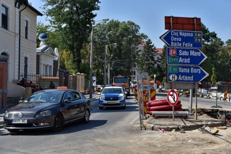 Ocoliţi zona Parcului Bălcescu! Constructorii au închis traficul auto prin intersecţia străzilor Avram Iancu şi Evreilor Deportaţi provocând cozi de maşini