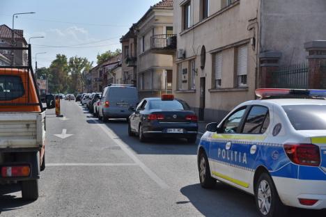 Ocoliţi zona Parcului Bălcescu! Constructorii au închis traficul auto prin intersecţia străzilor Avram Iancu şi Evreilor Deportaţi provocând cozi de maşini