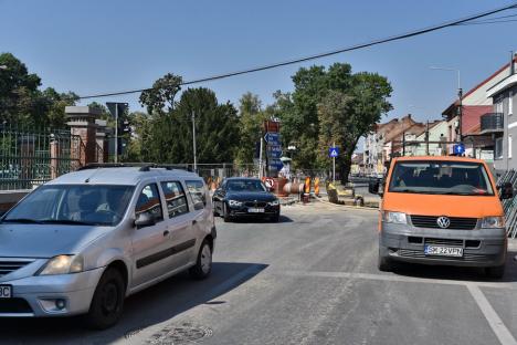 Ocoliţi zona Parcului Bălcescu! Constructorii au închis traficul auto prin intersecţia străzilor Avram Iancu şi Evreilor Deportaţi provocând cozi de maşini