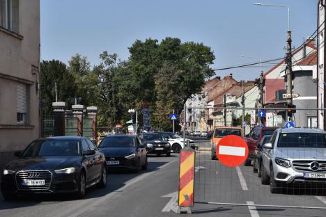 Ocoliţi zona Parcului Bălcescu! Constructorii au închis traficul auto prin intersecţia străzilor Avram Iancu şi Evreilor Deportaţi provocând cozi de maşini