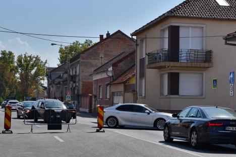 Ocoliţi zona Parcului Bălcescu! Constructorii au închis traficul auto prin intersecţia străzilor Avram Iancu şi Evreilor Deportaţi provocând cozi de maşini