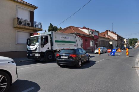 Ocoliţi zona Parcului Bălcescu! Constructorii au închis traficul auto prin intersecţia străzilor Avram Iancu şi Evreilor Deportaţi provocând cozi de maşini