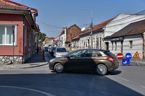 Ocoliţi zona Parcului Bălcescu! Constructorii au închis traficul auto prin intersecţia străzilor Avram Iancu şi Evreilor Deportaţi provocând cozi de maşini