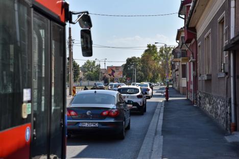 Ocoliţi zona Parcului Bălcescu! Constructorii au închis traficul auto prin intersecţia străzilor Avram Iancu şi Evreilor Deportaţi provocând cozi de maşini