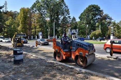 Ocoliţi zona Parcului Bălcescu! Constructorii au închis traficul auto prin intersecţia străzilor Avram Iancu şi Evreilor Deportaţi provocând cozi de maşini