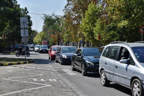 Ocoliţi zona Parcului Bălcescu! Constructorii au închis traficul auto prin intersecţia străzilor Avram Iancu şi Evreilor Deportaţi provocând cozi de maşini