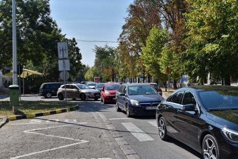 Ocoliţi zona Parcului Bălcescu! Constructorii au închis traficul auto prin intersecţia străzilor Avram Iancu şi Evreilor Deportaţi provocând cozi de maşini