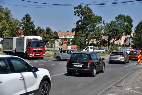 Ocoliţi zona Parcului Bălcescu! Constructorii au închis traficul auto prin intersecţia străzilor Avram Iancu şi Evreilor Deportaţi provocând cozi de maşini