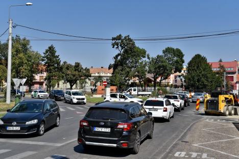 Ocoliţi zona Parcului Bălcescu! Constructorii au închis traficul auto prin intersecţia străzilor Avram Iancu şi Evreilor Deportaţi provocând cozi de maşini