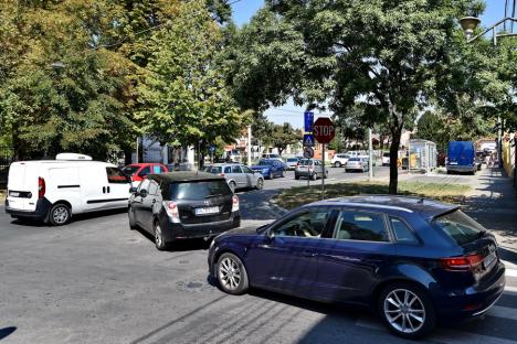 Ocoliţi zona Parcului Bălcescu! Constructorii au închis traficul auto prin intersecţia străzilor Avram Iancu şi Evreilor Deportaţi provocând cozi de maşini