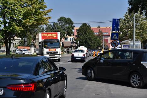 Ocoliţi zona Parcului Bălcescu! Constructorii au închis traficul auto prin intersecţia străzilor Avram Iancu şi Evreilor Deportaţi provocând cozi de maşini