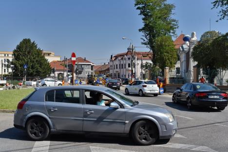 Ocoliţi zona Parcului Bălcescu! Constructorii au închis traficul auto prin intersecţia străzilor Avram Iancu şi Evreilor Deportaţi provocând cozi de maşini