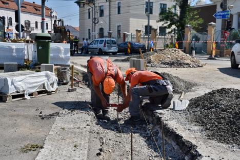 Ocoliţi zona Parcului Bălcescu! Constructorii au închis traficul auto prin intersecţia străzilor Avram Iancu şi Evreilor Deportaţi provocând cozi de maşini