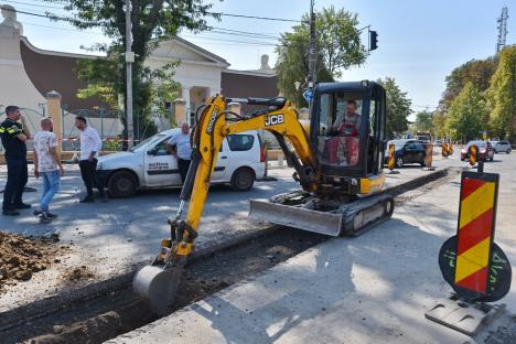 Ocoliţi zona Parcului Bălcescu! Constructorii au închis traficul auto prin intersecţia străzilor Avram Iancu şi Evreilor Deportaţi provocând cozi de maşini